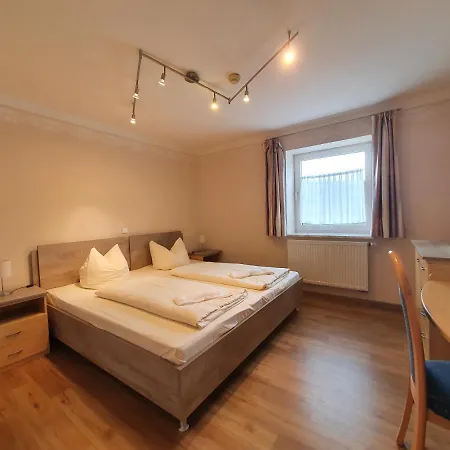 Gaestehaus Kirchenbauerhof * 군즈부르크